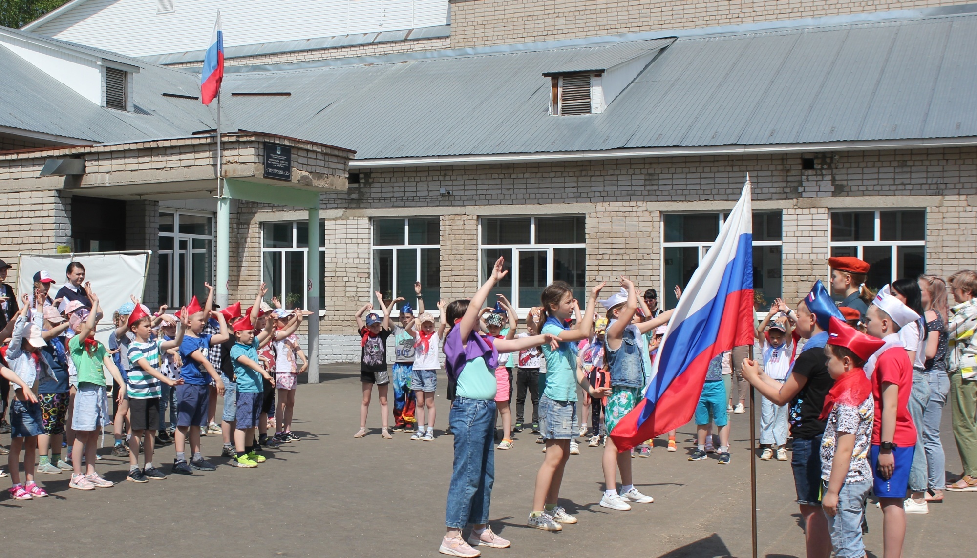 Юные спасатели организовали праздничный флешмоб, посвященный Дню России -  Новости - Главное управление МЧС России по Костромской области