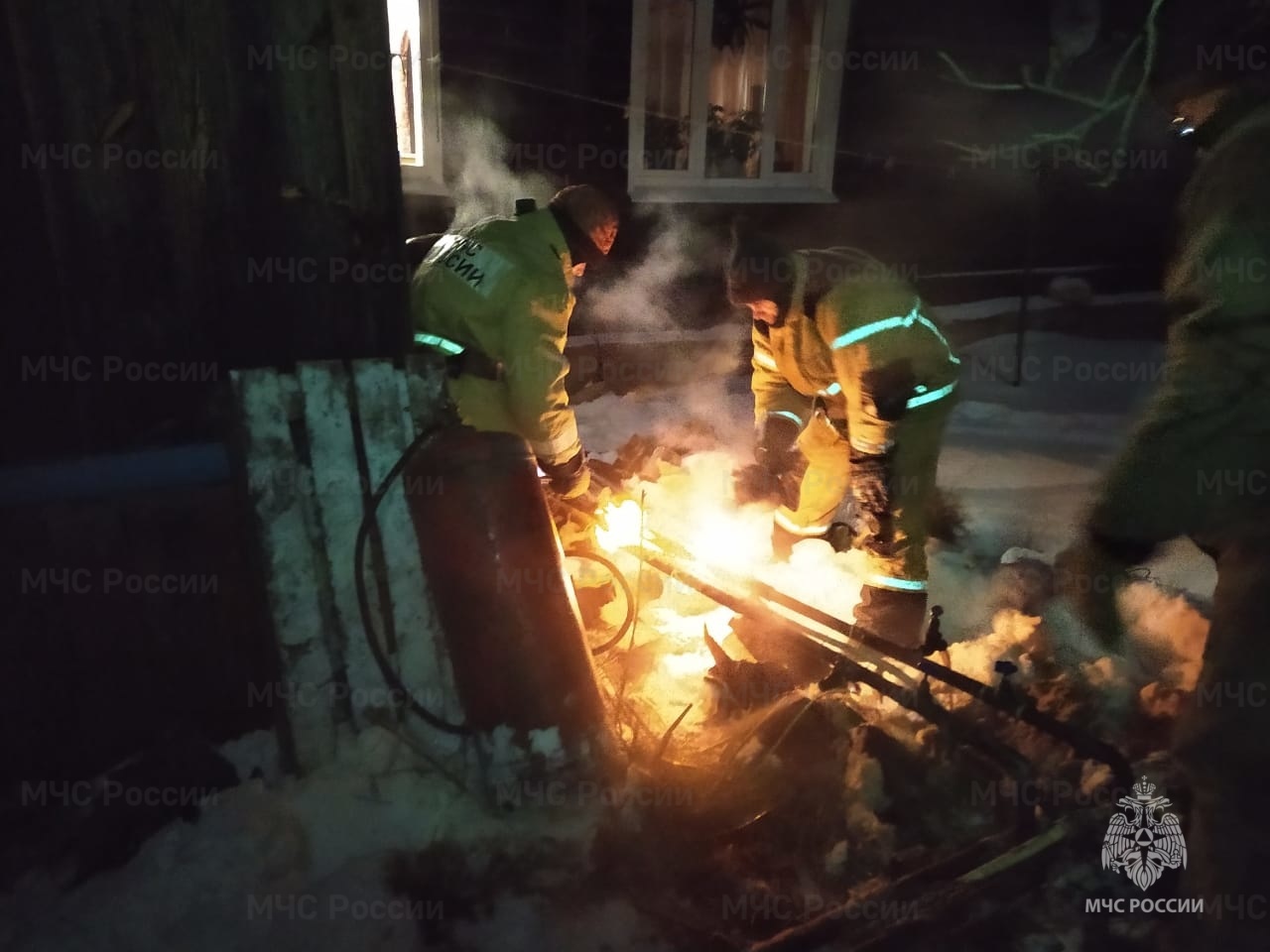 В Рождественскую ночь сотрудники МЧС помогли не замёрзнуть жильцам  нескольких квартир в Мантуровском районе | 07.01.2023 | Кострома -  БезФормата