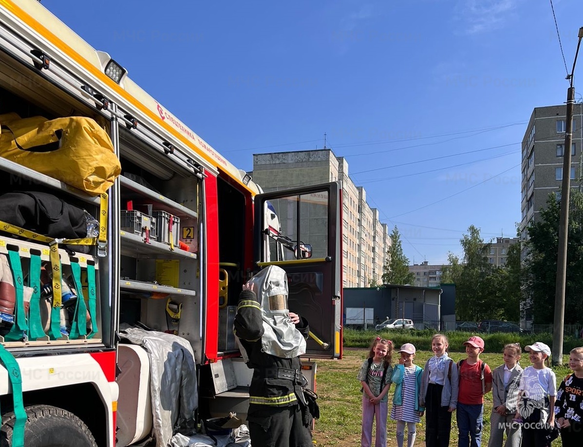 В лицее №17 завершающим занятием перед летними каникулами стал Урок  безопасности - Новости - Главное управление МЧС России по Костромской  области