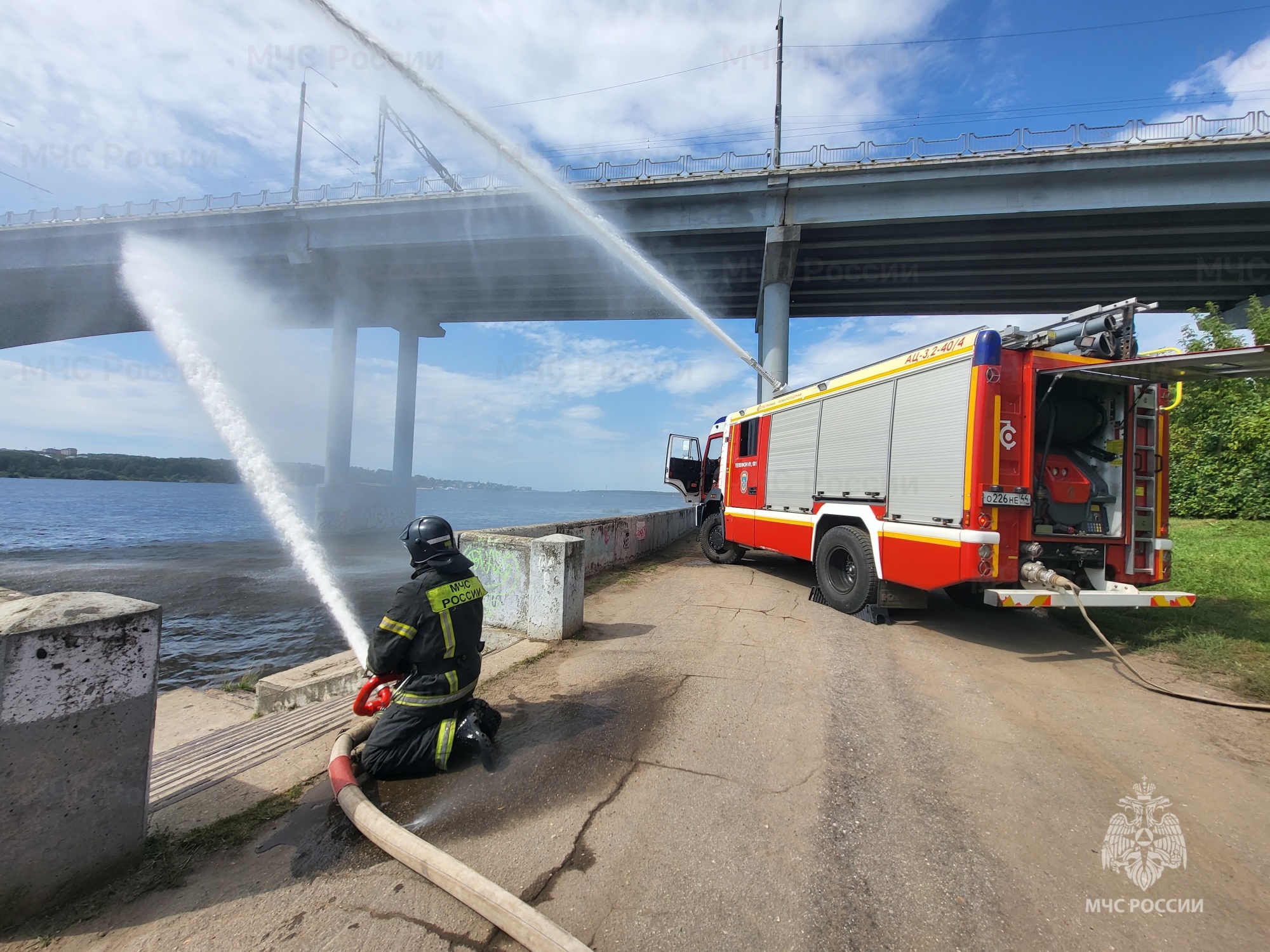 Пожарные провели тренировку по подаче воды на полкилометра от источника до  очага возгорания - Новости - Главное управление МЧС России по Костромской  области