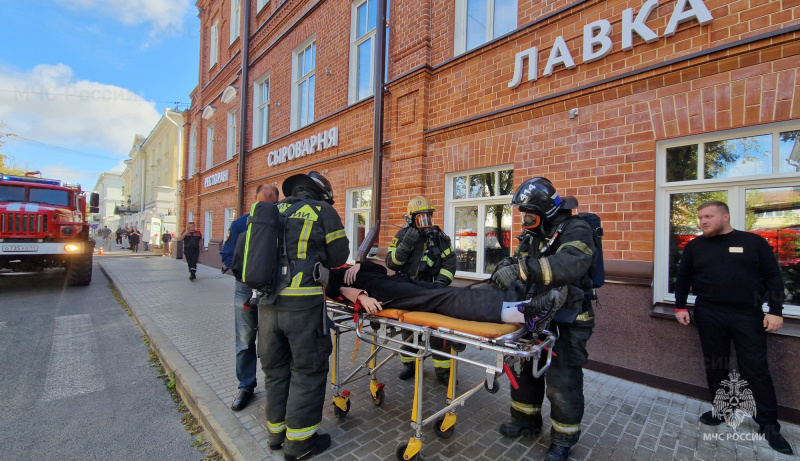 Сотрудники МЧС России отработали навыки тушения пожара в ресторане «Сыровар»